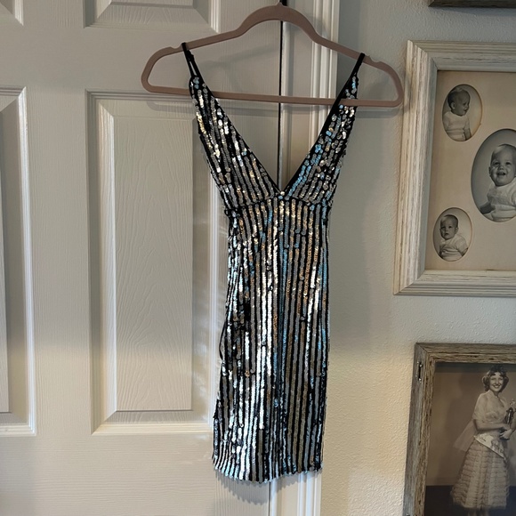 Metallic Sequin Embellished V-neck Strappy Cocktail Mini Cocktail Dress - Picture 1 of 6